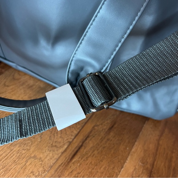 CALVIN KLEIN GREY DUFFLE BAG B51 - Picture 6 of 10